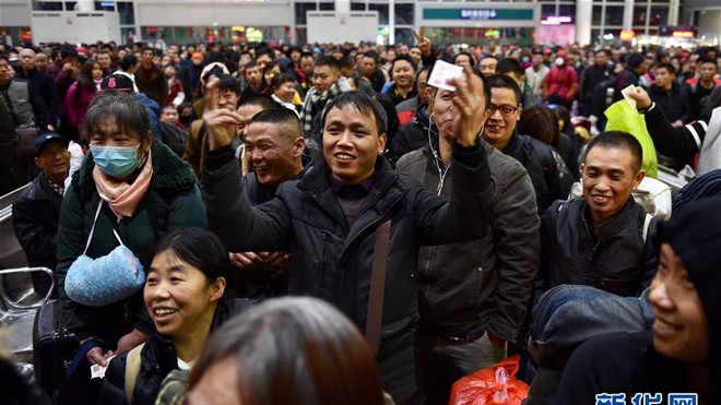 Dân Trung Quốc bắt đầu cuộc 'đại di cư' về quê ăn Tết: Hàng triệu người chen chúc ở nhà ga, bến xe Ảnh 2