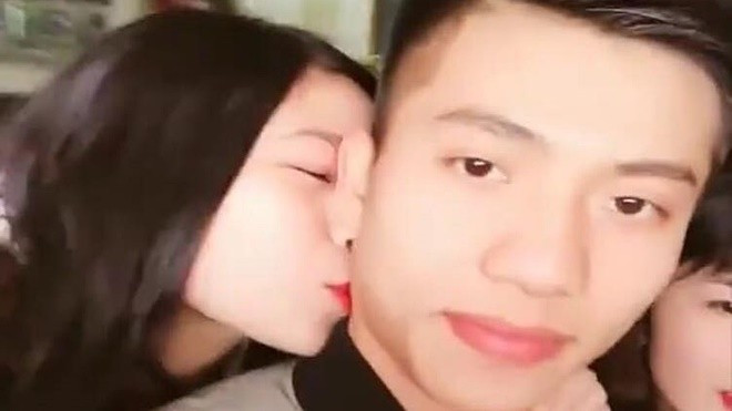 Tiền vệ Phan Văn Đức được hot girl đến tận nhà ôm hôn Ảnh 2