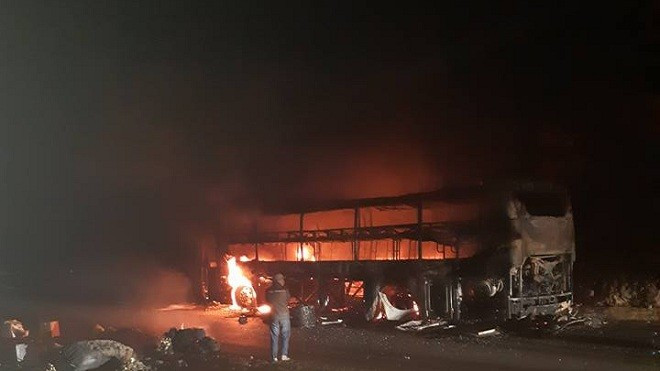 Clip: Xe khách giường nằm bốc cháy dữ dội trong đêm, 16 hành khách thoát chết Ảnh 2