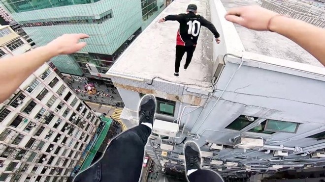 CLIP: 'Đứng tim' trước cảnh nhảy qua tòa nhà 17 tầng y chang phim hành động siêu kinh điển Ảnh 2