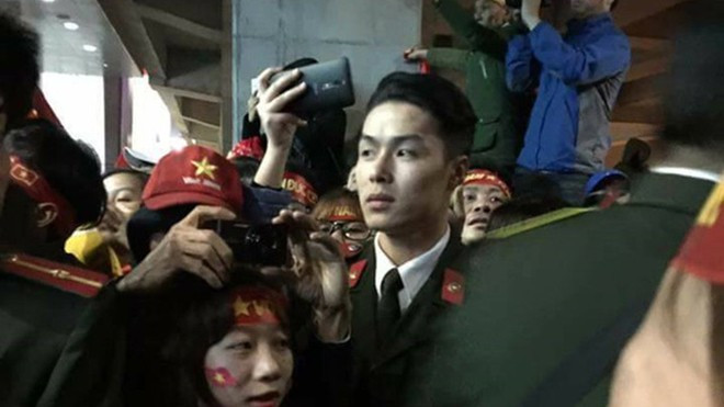 Nam sinh xuất hiện trong buổi đón Phan Văn Đức bất ngờ được chú ý nhờ vẻ ngoài cực kỳ điển trai Ảnh 2