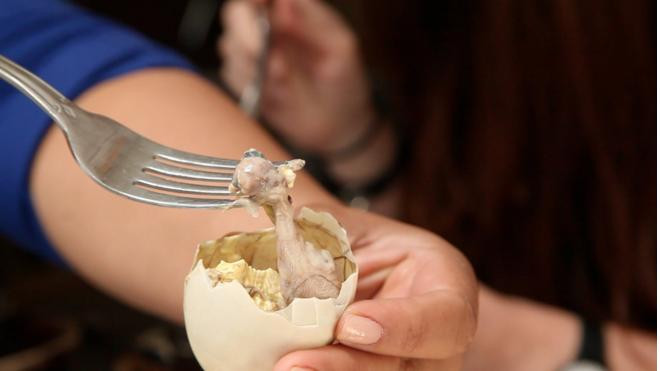 Báo Mỹ gây tranh cãi khi đăng video giới thiệu trứng vịt lộn Ảnh 2