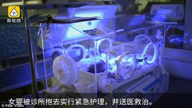 Phẫn nộ em bé vừa mới chào đời đã bị mẹ vứt bỏ trong thùng rác Ảnh 2