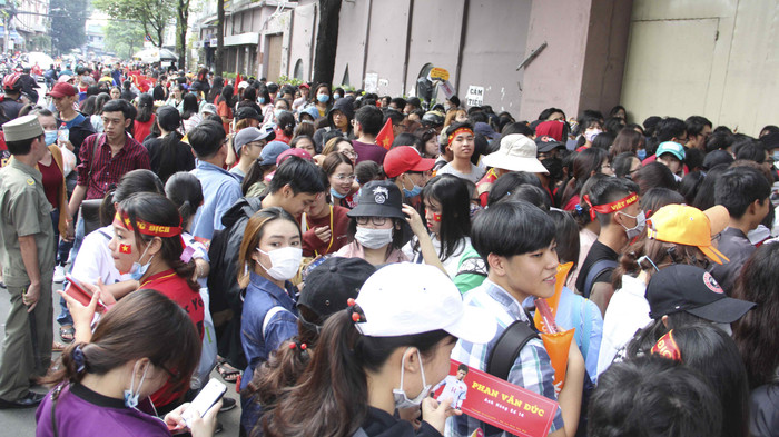 Sân Thống Nhất: Fan xếp hàng dài cả km hò hét đòi mở cửa giao lưu U23 VN Ảnh 2
