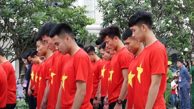 Hình ảnh U23 Việt Nam dâng hương Chủ tịch Hồ Chí Minh trước khi giao lưu với khán giả Ảnh 2