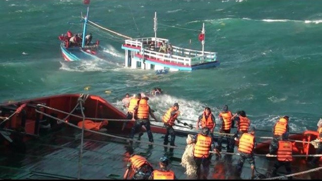 Cảnh sát biển cứu sống 12 ngư dân trước Tết Ảnh 2