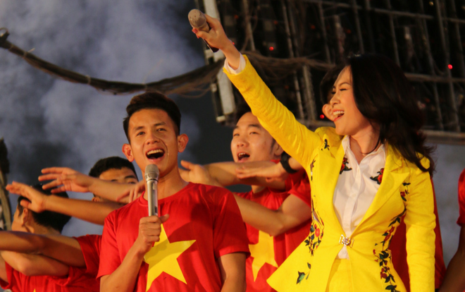 Mỹ Tâm chọn vest vàng rực nổi bật giữa tuyển U23 Việt Nam diện trang phục 'màu cờ sắc áo' Ảnh 2