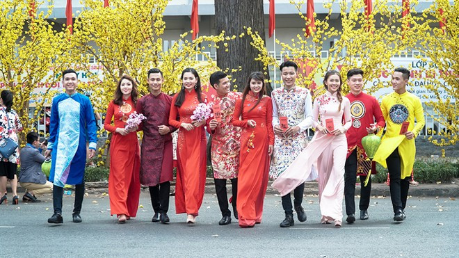 Người Sài Gòn diện váy áo chụp ảnh với mai, đào giả Ảnh 2