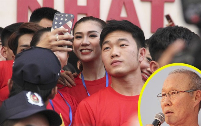 Xuân Trường và Văn Đức không có thời gian để xem thầy Park khóc trên sân khấu Ảnh 2