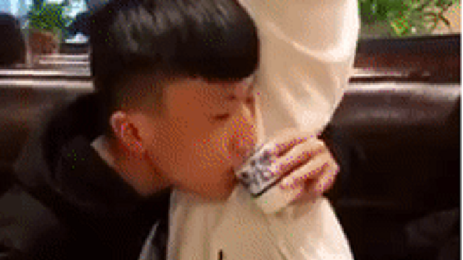 Xuất hiện trào lưu 'eo nhỏ uống nước' thách thức tất cả các cặp đôi Ảnh 2