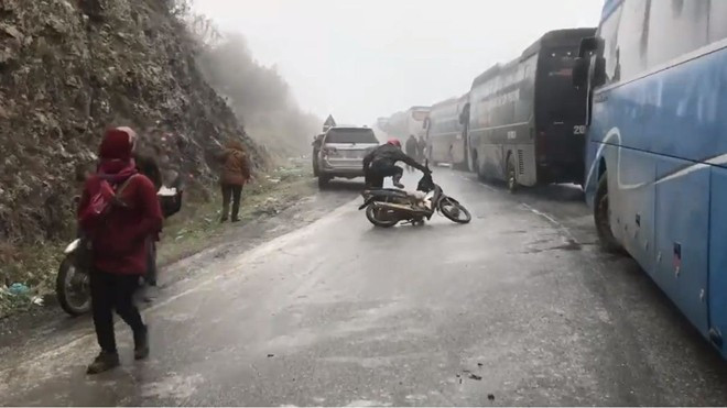 Cảnh báo dân phượt lên Sapa 'săn' tuyết: Đường đóng băng trơn trượt, ô tô tắc hàng dài, xe máy phải dắt bộ Ảnh 2
