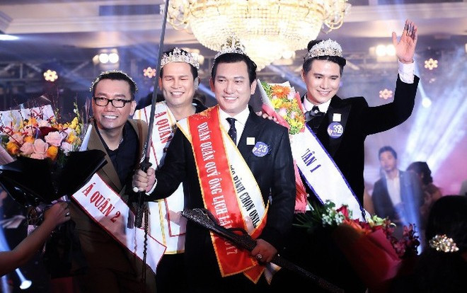 Cuộc thi 'Quý ông lịch lãm' đội vương miện, tay cầm kiếm bị xử phạt Ảnh 2