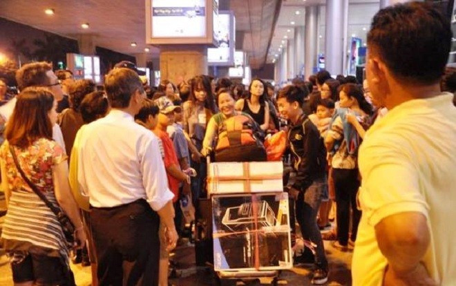 Loạt ảnh biển người ở sân bay Tân Sơn Nhất những ngày cận Tết Nguyên đán 2018 Ảnh 2