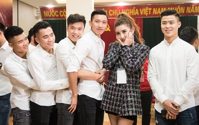 Á hậu Huyền My khiến fan thích thú khi khoe ảnh chụp cùng HLV Park Hang Seo và các cầu thủ U23 Việt Nam Ảnh 2