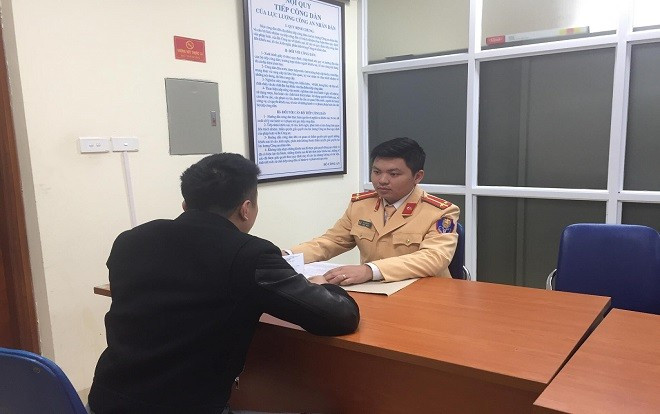 Mercedes quay đầu giữa cầu Chương Dương gây ùn tắc giao thông bị phạt 1,5 triệu đồng Ảnh 2