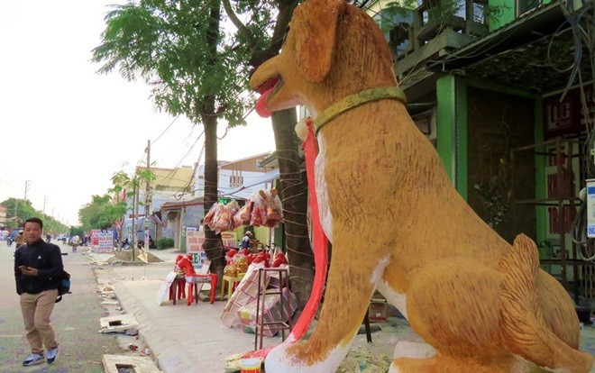 Mô hình chó khổng lồ đón xuân Mậu Tuất ở đất Cảng Ảnh 2