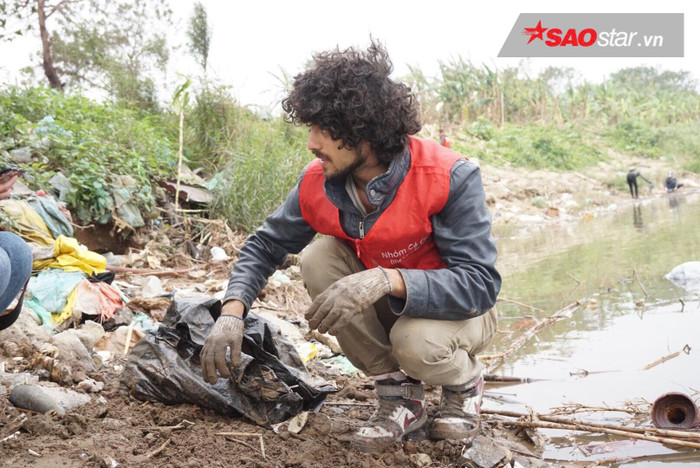 Nhiều người bất ngờ khi thấy chàng trai Tây nhặt rác và túi nilon làm sạch môi trường trong ngày Tết ông Công ông Táo Ảnh 3