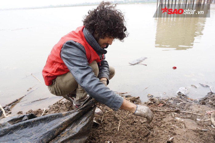 Nhiều người bất ngờ khi thấy chàng trai Tây nhặt rác và túi nilon làm sạch môi trường trong ngày Tết ông Công ông Táo Ảnh 7