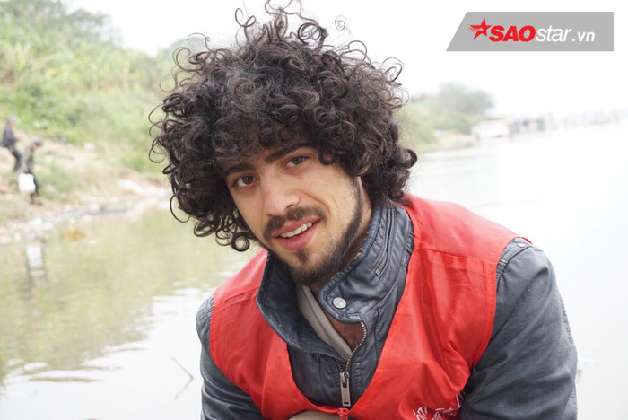 Nhiều người bất ngờ khi thấy chàng trai Tây nhặt rác và túi nilon làm sạch môi trường trong ngày Tết ông Công ông Táo Ảnh 13