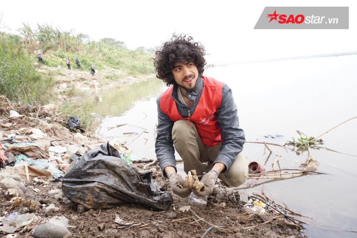 Nhiều người bất ngờ khi thấy chàng trai Tây nhặt rác và túi nilon làm sạch môi trường trong ngày Tết ông Công ông Táo Ảnh 12