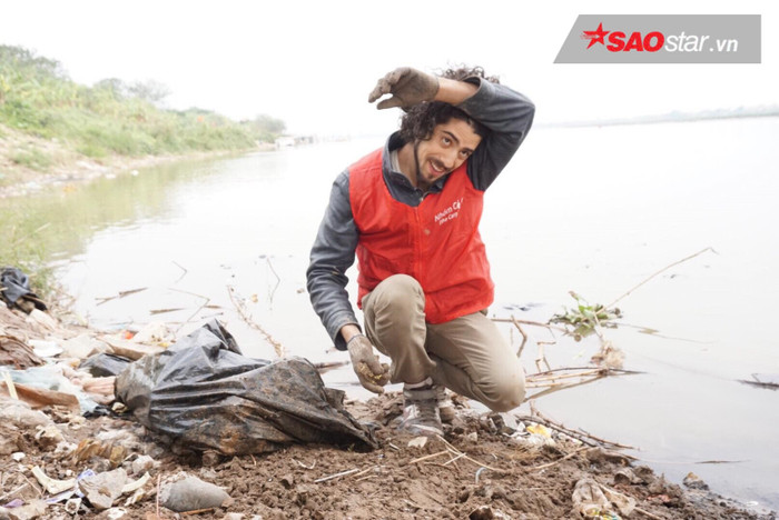 Nhiều người bất ngờ khi thấy chàng trai Tây nhặt rác và túi nilon làm sạch môi trường trong ngày Tết ông Công ông Táo Ảnh 5