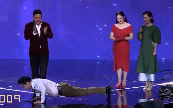 Chào năm mới, HLV Ngọc Sơn trổ tài hít đất liên tục 100 cái ngay trên sân khấu Ảnh 2