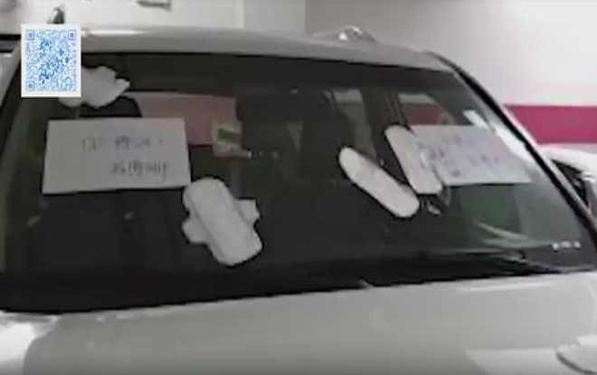 Lấn chiếm chỗ đỗ, chiếc xe bị phủ đầy băng vệ sinh Ảnh 2