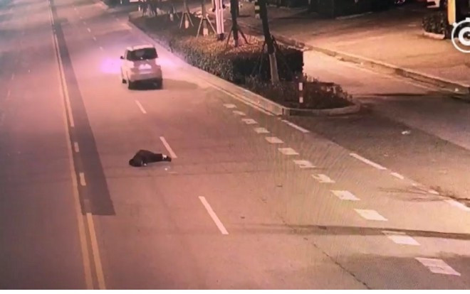 CLIP: Chồng say rượu lao đầu khỏi xe hơi, vợ vẫn phóng như 'bay' Ảnh 2