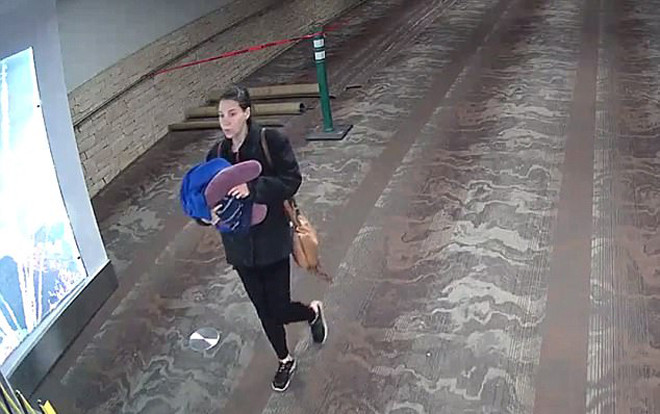 Sinh con trong nhà vệ sinh sân bay, bà mẹ lẳng lặng bỏ con lại với mẩu giấy 'xin hãy giúp tôi' Ảnh 2