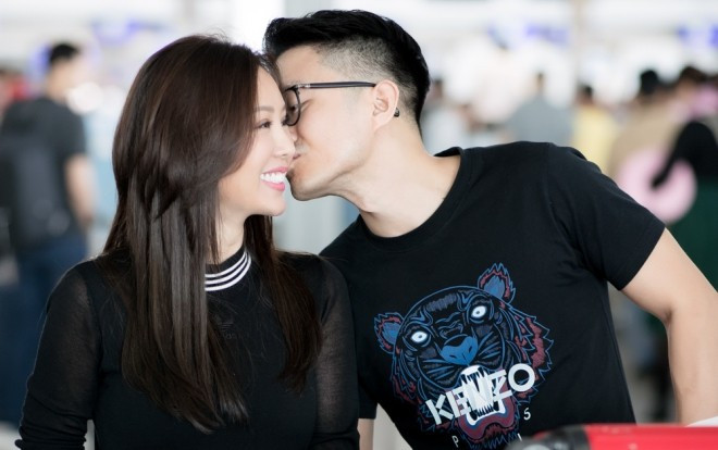 Hoa hậu Thu Hoài được trai trẻ 'hộ tống', tình cảm tại sân bay Ảnh 2