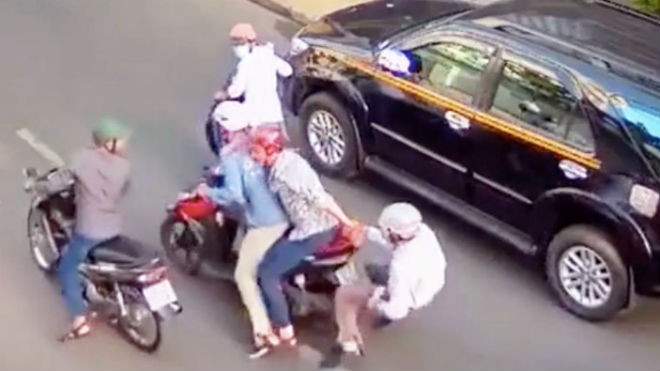 Truy bắt đối tượng dùng súng điện bắn tài xế, cướp xe máy tẩu thoát Ảnh 2