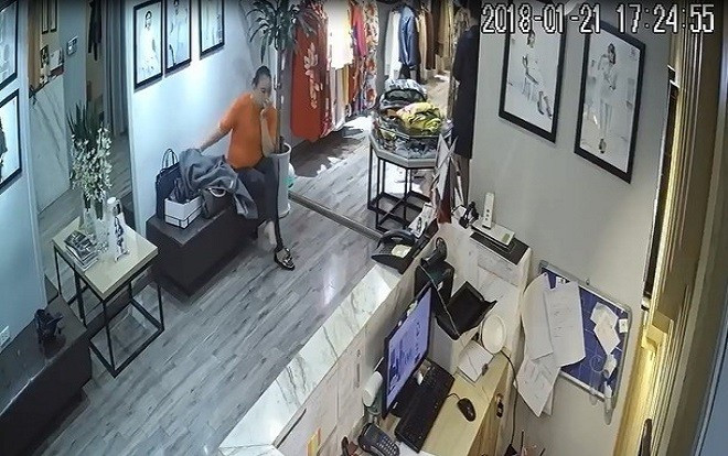 Clip: 2 phụ nữ dàn cảnh trộm ví tiền 40 triệu đồng tại shop thời trang Ảnh 2