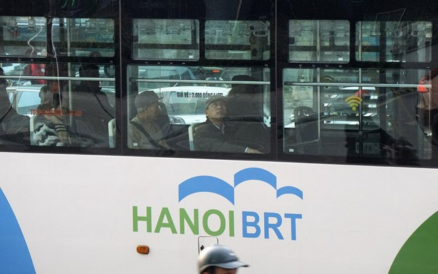 Buýt nhanh BRT trong những ngày giao thông cận Tết 'căng như dây đàn' Ảnh 2