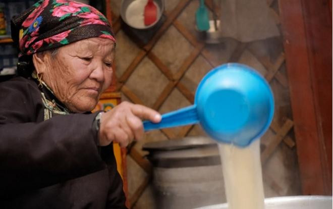 Rửa bát đĩa bằng sữa ngựa hay những phong tục đón Tết kỳ lạ của nhiều nước châu Á Ảnh 2