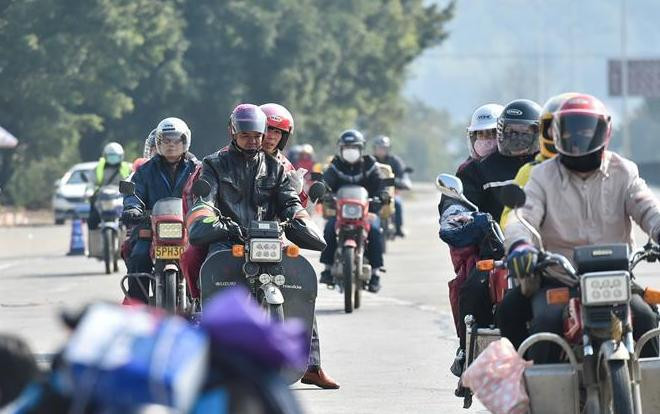 Đoàn quân xe máy lũ lượt về quê ăn Tết trong thời tiết giá rét Ảnh 2