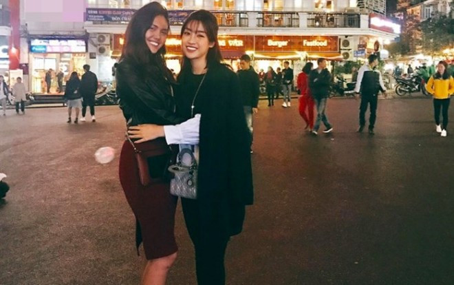 Miss Myanmar World 2017 ngồi xích lô, ăn kem trên phố đi bộ cùng Hoa hậu Đỗ Mỹ Linh Ảnh 2