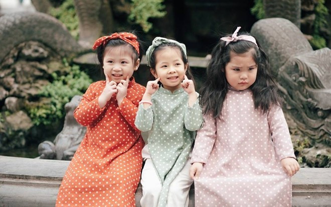 Chết cười với bộ ảnh mẫu nhí chụp ảnh Tết mà hờn dỗi từ đầu đến cuối, mặt bí xị như mất Tết Ảnh 2