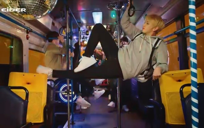 Treo mình như Tôn Ngộ Không, Kang Daniel khiến fan hoang mang không biết thật hay giả Ảnh 2