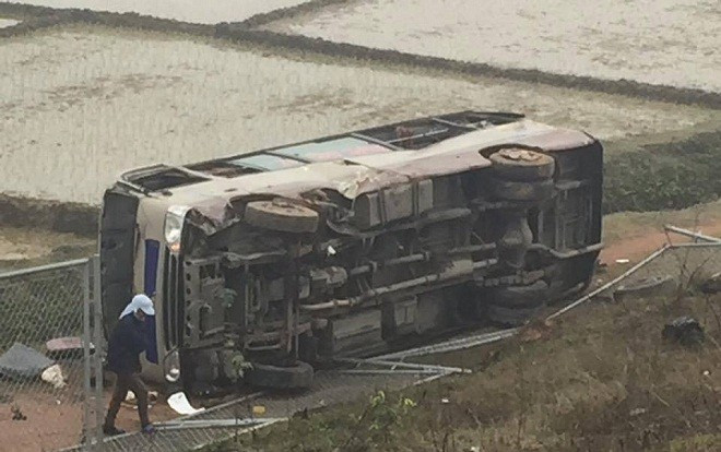 Ô tô khách 29 chỗ lao khỏi đường cao tốc Hà Nội - Lào Cai Ảnh 2