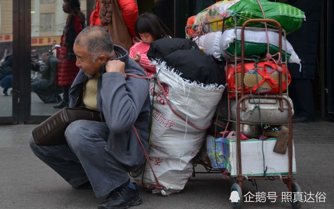 Nhà nhà về quê ăn Tết, người cha già mang vác 200kg hành lý lên thành phố đoàn tụ cùng con trai Ảnh 2