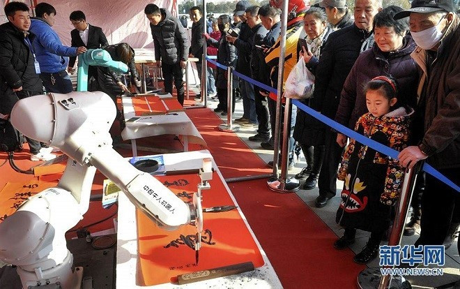 Ông đồ viết thư pháp là chuyện 'xưa rồi diễm ơi', giờ người ta dùng robot cơ Ảnh 2