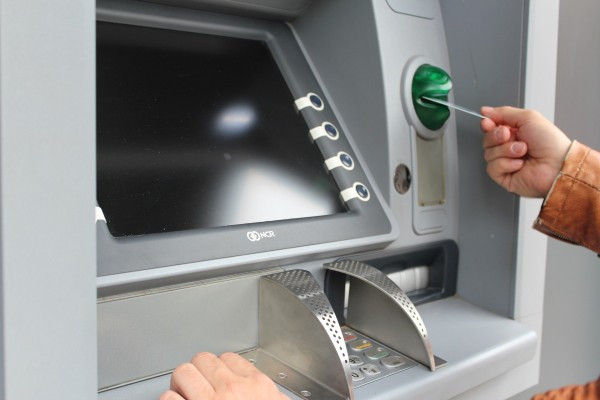 Đi rút tiền tại ATM, nhớ kĩ những mẹo này để tránh 'tiền mất tật mang' Ảnh 4