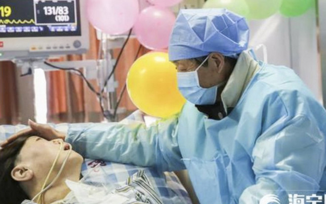 Có một tình yêu chân thành đến thế: Cụ ông ngày nào cũng đút canh sâm cho người vợ hôn mê suốt 3 năm trời Ảnh 2