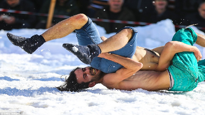 Đàn ông cởi trần, 'nghiến răng nghiến lợi' quật ngã đối thủ giữa trời tuyết trắng lạnh cóng Ảnh 2