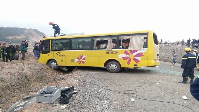 Đà Nẵng: Lật xe khách, hai người người về quê ăn Tết tử vong, 11 người bị thương Ảnh 2