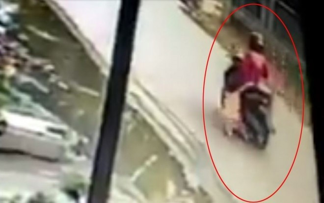 CLIP SỐC: Mẹ lái xe máy kéo lê con gái 4 tuổi suốt 300m Ảnh 2