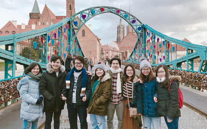 Du học sinh Việt tại Ba Lan bất chấp thời tiết lạnh giá, cùng nhau quay clip 'chúc tết phương xa' Ảnh 2