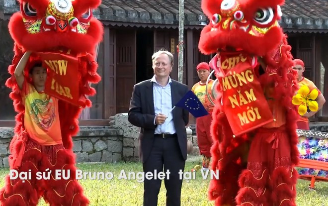 Đại sứ châu Âu gói bánh chưng, chúc Tết bằng tiếng Việt Ảnh 2