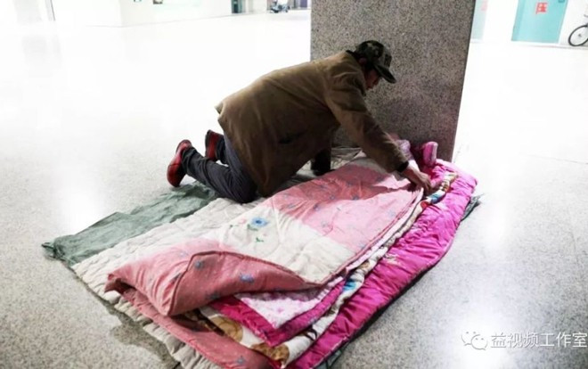 Lao động nghèo vật vờ dưới gầm cầu: 'Chỗ ngủ còn không có, lấy đâu ra tiền về quê ăn Tết!' Ảnh 2