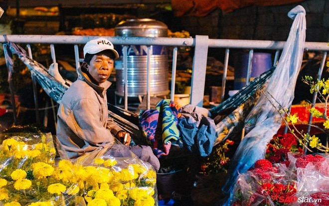 Co ro trắng đêm bán dịp Tết, người nông dân vẫn thấp thỏm vì tâm lý đợi đêm 30 mua hoa giờ chót Ảnh 2